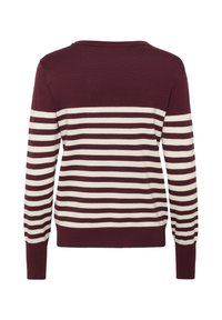 Pull rayé bordeaux et crème avec des manches longues, un col rond et un ourlet ajusté. Fabriqué en tissu doux avec une texture lisse.