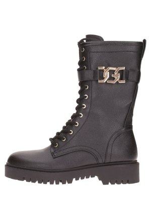 Botte de combat en cuir noir avec finition texturée, devant à lacets, accents en métal doré et semelle en caoutchouc robuste.