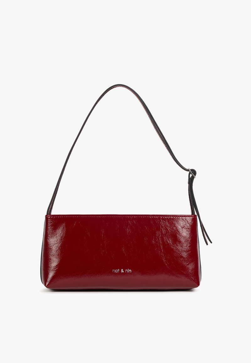 Sac à main rectangulaire rouge foncé brillant avec une courte bandoulière et un petit logo "nat & nin" au centre devant.
