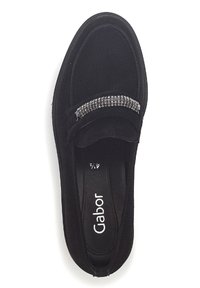 Zapato de ante negro con diseño plano, que presenta una correa decorativa adornada con strass en la parte frontal. Interior etiquetado "Gabor."