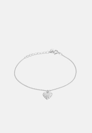 Bracelet en chaîne argentée avec un pendentif en forme de cœur, présentant une surface texturée et un fermoir à clip. La chaîne est délicate et d'un design simple.