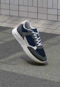 JFWASPIRE RUNNER - Trainers - castlerock/navy