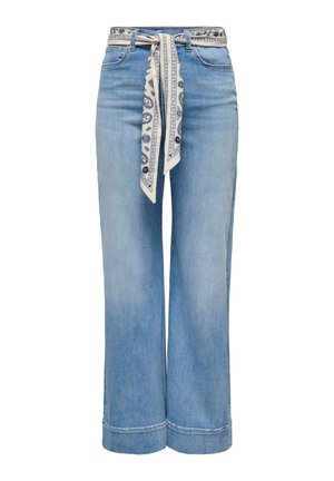 Lyseblå vidde denimjeans med opsmøgede kanter og et hvidt mønstret stofbælte bundet i taljen.