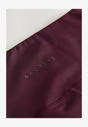 Bordoo aktiivweari kangas, millel on sile tekstuur, reljeefne "ACTIVE" logo ja minimaalne õmblustemaailm.