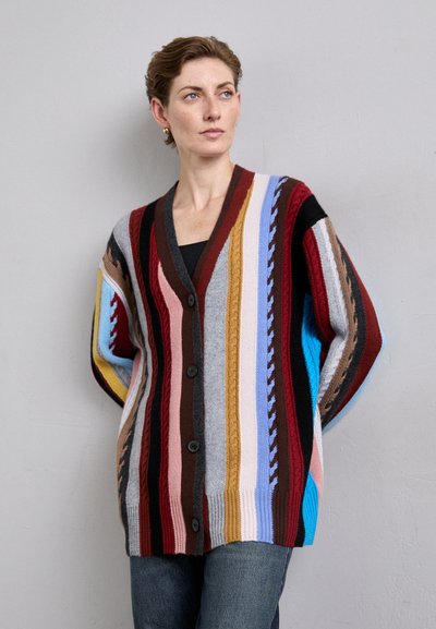 Bunte Strickjacke mit vertikalen Streifen in Rot, Blau, Pink, Grau und Braun, mit V-Ausschnitt und Knopfverschluss.
