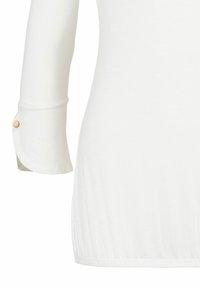 Weißes Langarmhemd mit abgerundetem Saum, ausgestattet mit einem Knopfdetail am Ärmelabschluss und einer weichen, glatten Textur.