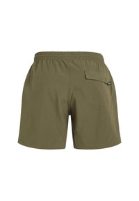 Shorts vert olive avec une taille élastique, une poche arrière et une texture en côtes verticales. Présente une petite étiquette de marque sur la poche.