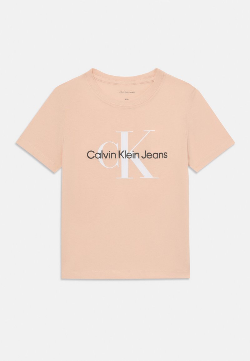 Persikų spalvos medvilninė marškinėliai su trumpomis rankovėmis, apvaliu kaklu ir balta "CK" logotipu virš tamsiai pilkų žodžių "Calvin Klein Jeans".