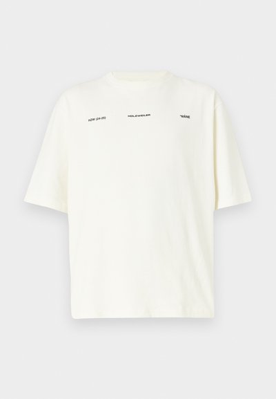 Prevelik kremast bombažni majica s krožnim izrezom, ki vsebuje črne napisne detajle: "HZW (24-25)" in "HOLZWEILER" na sprednji strani.