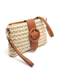 Geweven beige handtas met een tan leren schouderriem en een gespsaccent, met een intricaat ontwerp en een gestructureerde rechthoekige vorm.