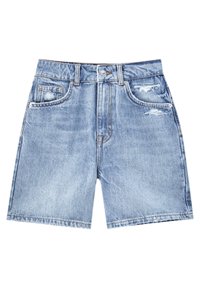 Pantalones cortos de mezclilla azul claro con un ajuste relajado. Características incluyen detalles desgastados, cinco bolsillos, cierre con botón y trabillas para cinturón.