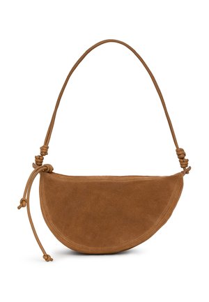 Brązowa zamszowa torebka na ramię w kształcie półksiężyca z ozdobnymi wiązaniami na pasku oraz cienkim skórzanym sznurkiem zaciąganym po jednej stronie.