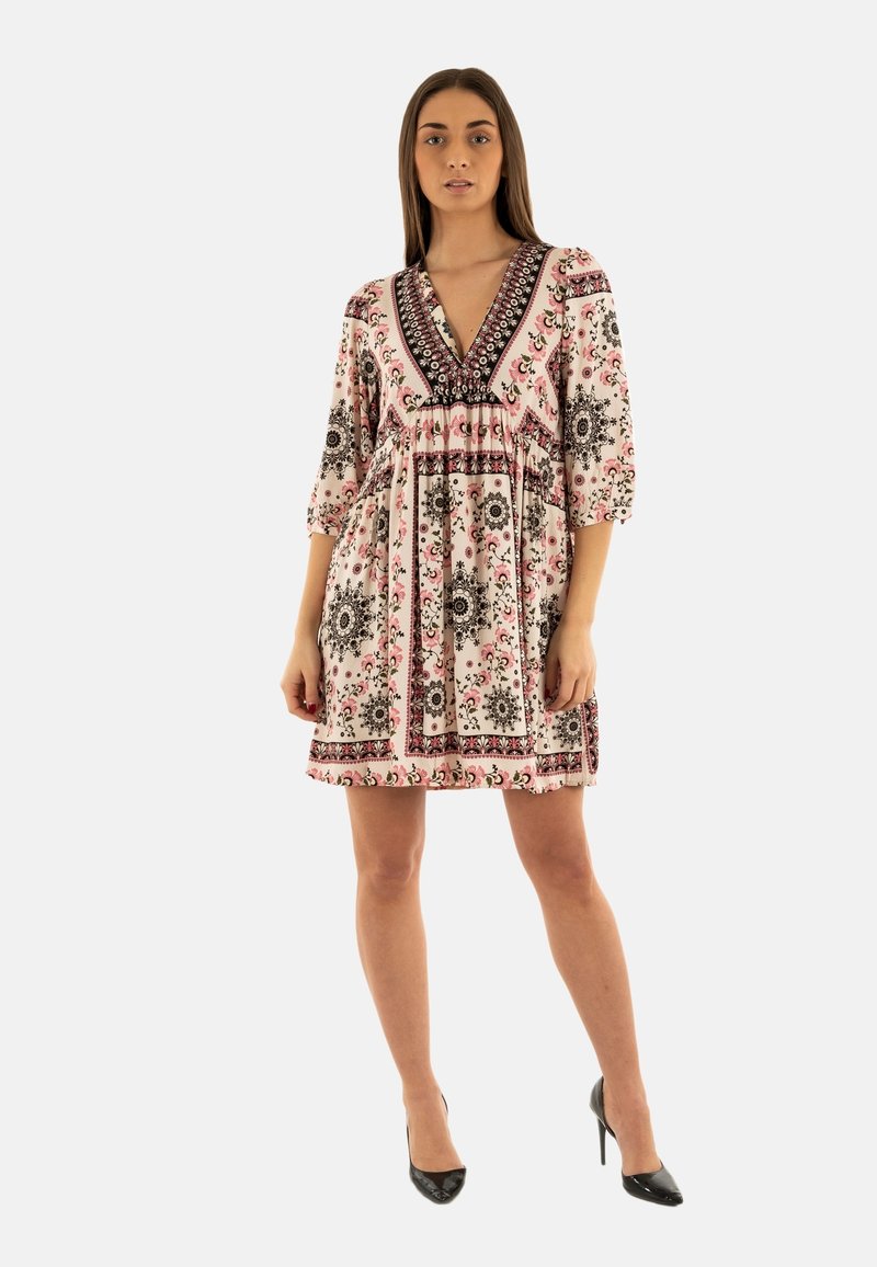 Vestido corto con estampado floral en rosa claro con detalles en negro, escote en V y mangas de tres cuartos, hecho de tejido ligero.