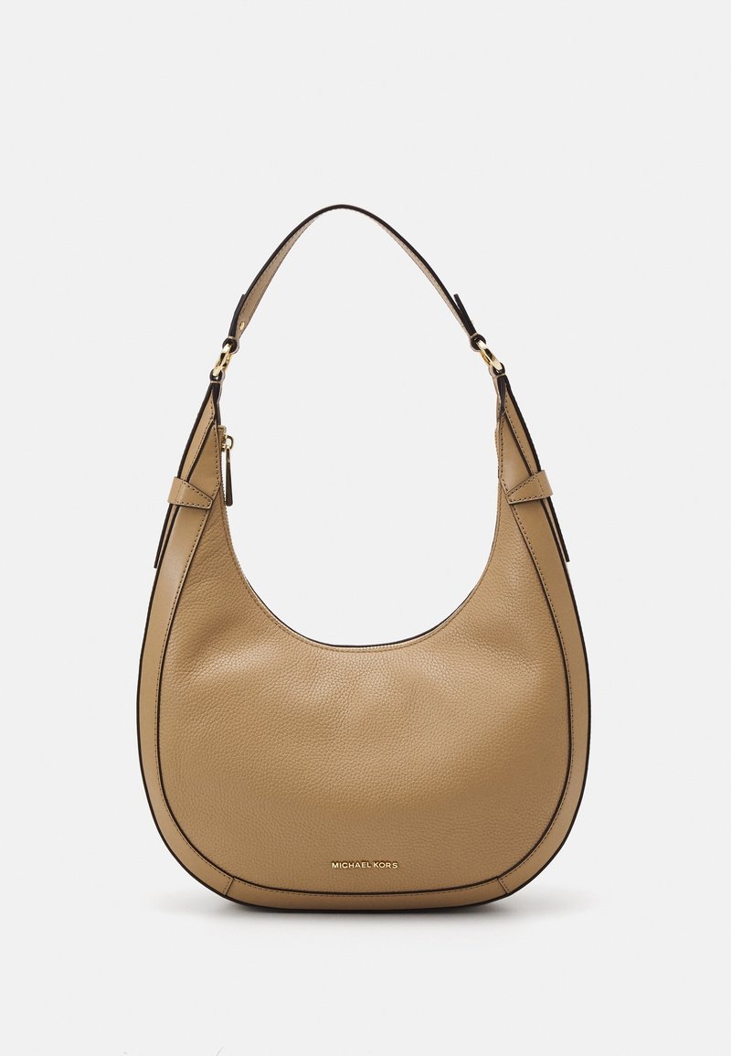 Sac à bandoulière en cuir fauve avec une forme incurvée, bordure noire, ferrures dorées et une seule sangle.