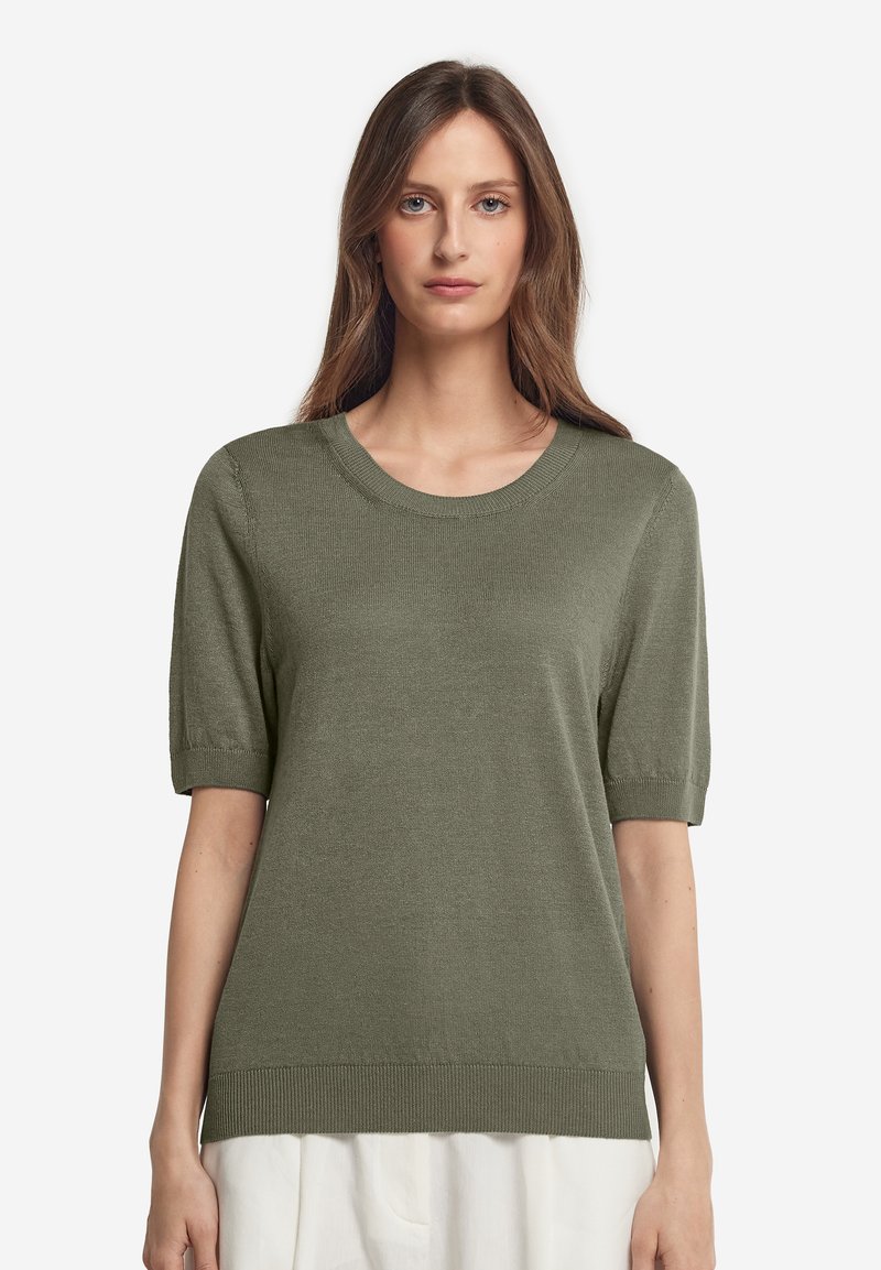 Olivgrön kortärmad stickad tröja med rund halsringning, mjuk textur och ribbad nederkant, med en avslappnad passform.