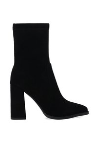 Černé semišové kotníkové boty s špičatou špičkou, robustním podpatkem a pružným svrškem. Bezešvá konstrukce a hladká textura zvýrazňují moderní vzhled.