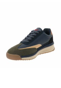 Zapatilla deportiva con parte superior de cuero azul marino, acentos de ante oliva, detalles en beige y una suela de goma texturizada. Punta redondeada y diseño con cordones.