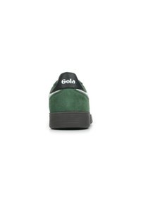 Sneaker verde in suede con un inserto nero sul tallone che presenta il logo "Gola", suola in gomma e dettagli argentati lungo i lati.