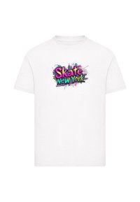Hvit bomull t-skjorte med flerfarget grafikk som har teksten "Skate New York", sprute-design og silhuett av byens skyline.