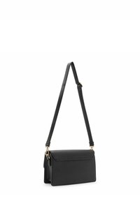 Schwarze Leder-Schultertasche mit rechteckiger Form, verstellbarem Tragegurt, Klappenverschluss und goldfarbenen Hardware-Accents.