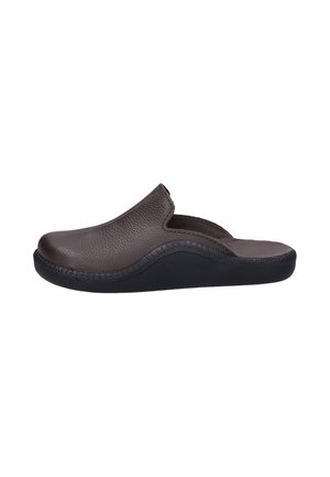 Brauner Leder-Slipper mit geschlossenem, rundem Zehenbereich und dicker schwarzer Sohle, konzipiert für Komfort und den Innenbereich.
