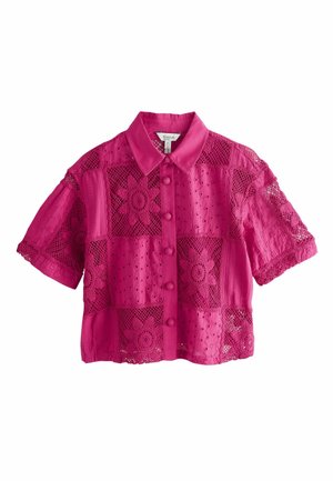 Fuchsia kanten blouse met korte mouwen, bloemrijke haakpatronen, knoopsluiting aan de voorkant en puntige kraag.