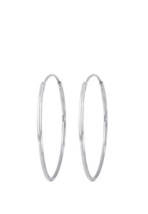Boucles d'oreilles en argent en forme d'anneau, présentant un design fin et arrondi. Texture lisse sans embellissements ni motifs visibles. Forme simple et moderne.
