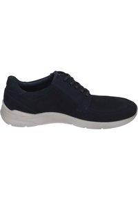 Sneaker in camoscio blu navy con punta arrotondata, suola in gomma bianca, lacci piatti e dettagli di cucitura a contrasto lungo i lati.