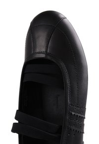 Μαύρο δερμάτινο παπούτσι Mary Jane με διπλές ελαστικές λουρίδες και διακοσμητική ραφή στην στρογγυλεμένη περιοχή της μύτης.