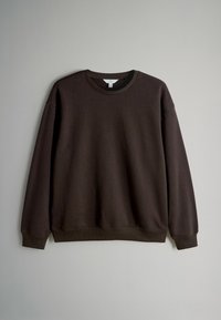 Sudadera marrón de tela suave, con cuello redondo, mangas largas y puños y dobladillo de canalé para un acabado ceñido.