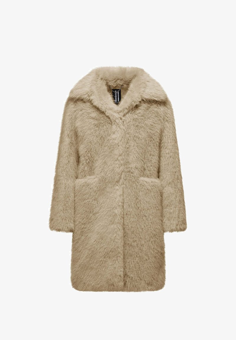 Beige, knielange nepbontjas met brede kraag en lange mouwen, met twee voorzakken en een verborgen sluiting.