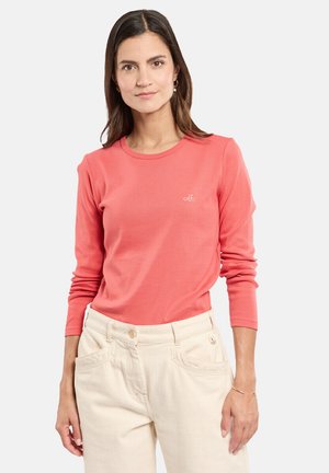 Koraalroze T-shirt met lange mouwen en een ronde halslijn, gemaakt van zacht katoen, met een klein geborduurd logo op de borst.