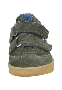 Grüner Kinderschuh aus Wildleder mit zwei Klettverschlüssen, blauen Textilakzenten, rundem Zehenbereich und einer Gummisohle mit hellbraunem Profil.