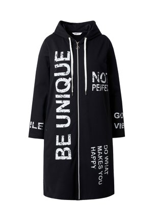 Giacca nera con cappuccio e zip frontale. Presenta testo bianco: "SII UNICO", "NON PERFETTO" e frasi motivazionali. Materiale in cotone; vestibilità rilassata.