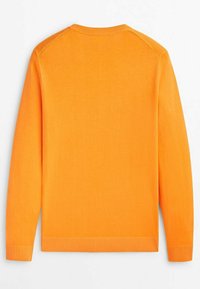 Pomarańczowy sweter z dzianiny o fakturze, z mankietami i dołem wykończonym ściągaczem. Posiada klasyczny okrągły dekolt oraz raglanowe rękawy.