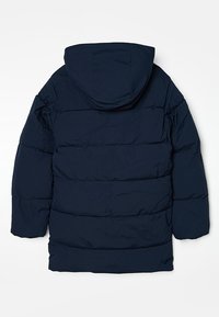 Námořnický modrý zateplený kabát s kapucí. Vybaven horizontálním prošíváním, silnou izolací a elegantním designem pro teplo a pohodlí.