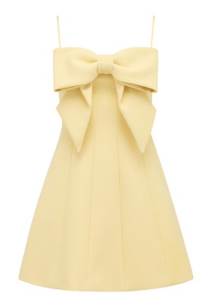 Φορέμα χωρίς τιράντες σε απαλό κίτρινο χρώμα με μεγάλο διακοσμητικό φιόγκο στο στήθος και εφαρμοστό μπούστο που καταλήγει σε φούστα σε γραμμή Α.