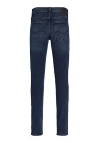 Donkerblauwe denim jeans gezien van achteren met twee achterzakken en een klein leren patch op de tailleband.