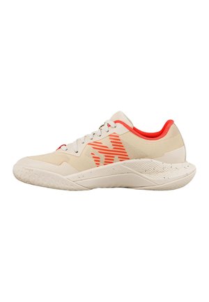 Beige atletiksneaker med orange stribet logo, orange inderforing, hvide snørebånd og tekstureret sål designet til sport eller afslappet brug.