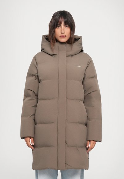 Hnědý prošívaný dlouhý kabát s vysokým límcem a kapucí. Obsahuje plný přední zip a elastické detaily. Hladká textura, moderní design.