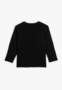 Sort langærmet skjorte med rund halsudskæring og blød tekstur. Har et simpelt design uden synlige mønstre eller accenter.
