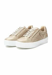 Zapatillas de cuero beige con un diseño perforado, suela de goma blanca, cordones planos y un cierre lateral para facilitar el calzado.