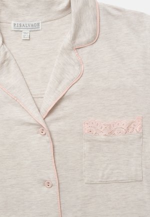 Ljusgrå pyjamatopp med rosa piping och ficka med spetskant. Har klassisk krage och knäppning. Mjuk, slät textur.