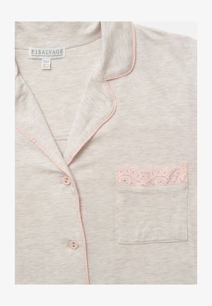 Lichtgrijs pyjama-toppetje met roze bies en een zak met kantafwerking. Bevat een klassieke kraag en knoopsluiting. Zachte, gladde textuur.
