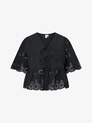 Melnas kokvilnas blūzes ar V veida kakla izgriezumu, sasienamu priekšu un īsām, platām piedurknēm, kurām ir izšūtas izgrieztas dizaina detaļas un viļņota apakšmala.