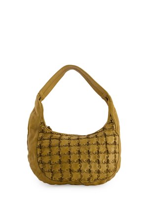 Sac à bandoulière en cuir marron clair avec motifs carrés à bord festonné et petits clous ronds sur le devant.