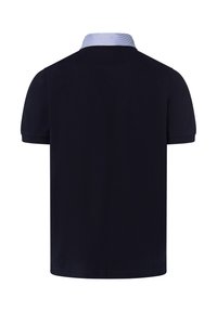 Marineblaue Poloshirt mit einem hellblauen gestreiften Kragen, kurzen Ärmeln und klassischem Schnitt. Glattes Material ohne sichtbare Muster oder Akzente.