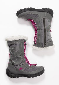 Grå vanntette støvler med rosa lisser, fôrtrimmet topp, stjernemønstre og gummisåler, med en sidelukking og dekorative nagler.
