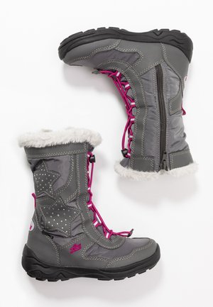 Grå vandtætte støvler med pink snørebånd, pelsbesat top, stjerne mønstre og gummisåler, med en sidelukning og dekorative nitter.