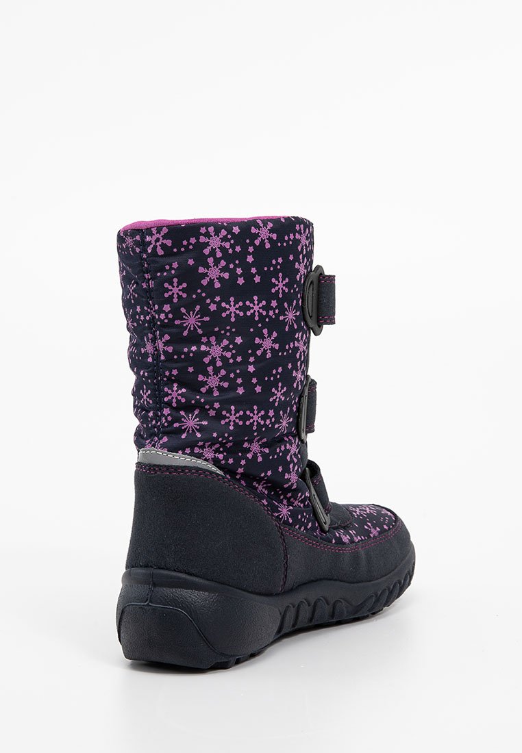 Schwarze und lila Winterstiefel mit einem gepolsterten Obermaterial aus Stoff mit Schneeflockenmuster, verstellbaren Riemen und einer gepolsterten Gummisohle.